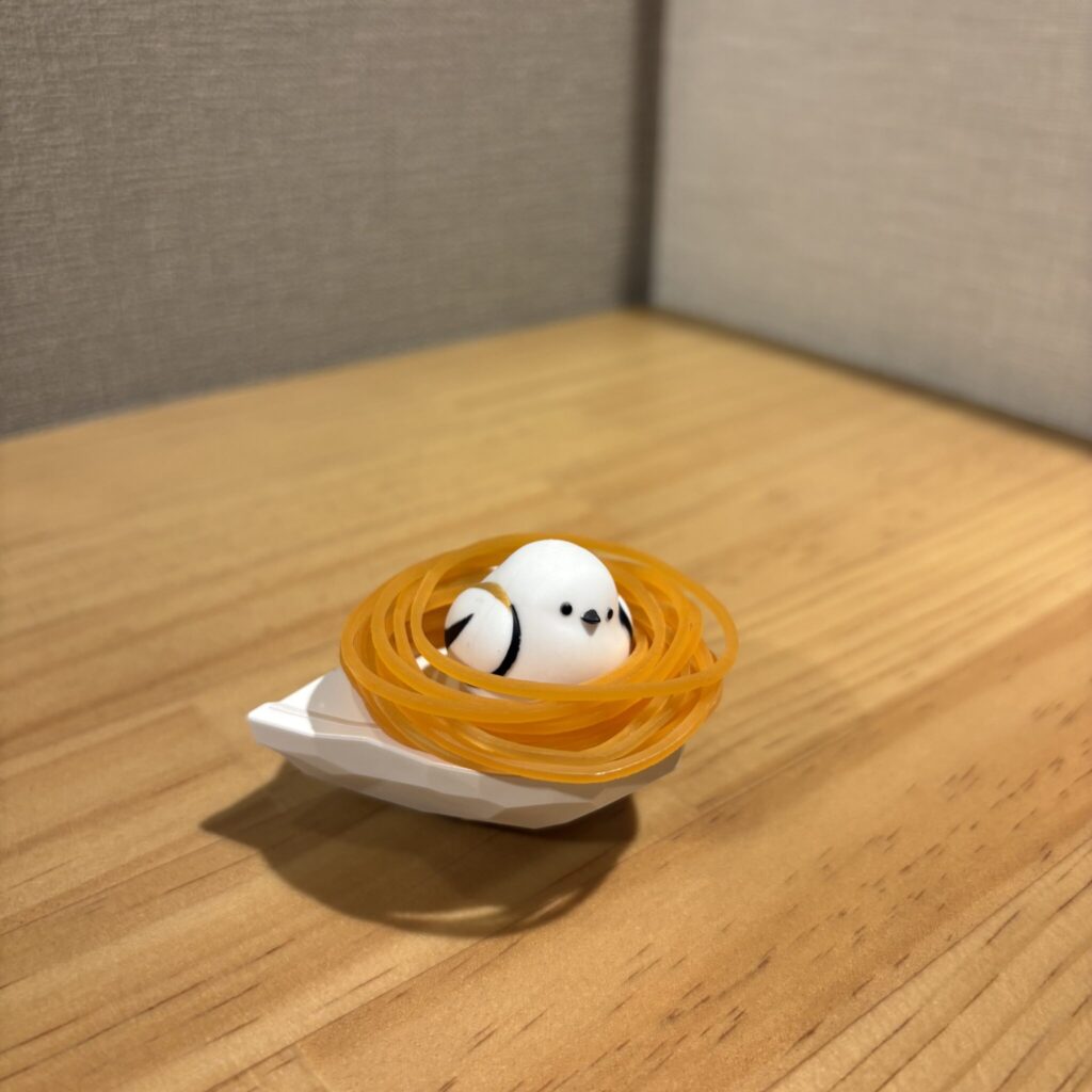 シマエナガの輪ゴム置き場 輪ゴムをかけた後